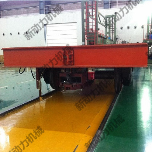 轨道行走平板车，其行走电源依靠轨道供电，运行平稳，可长距离行走工作