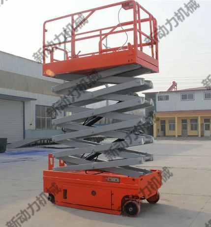 调试中的自行走式升降机一人可完成作业、方便快捷