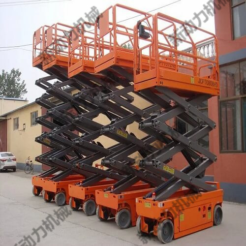 待出厂的自行走式升降机一人可完成作业、方便快捷