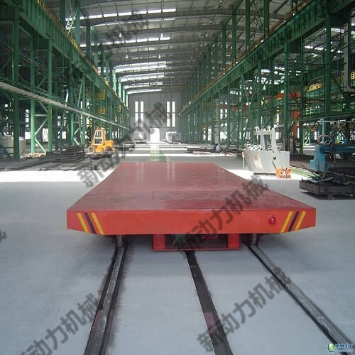 轨道行走平板车，其行走电源依靠轨道供电，运行平稳，可长距离行走工作