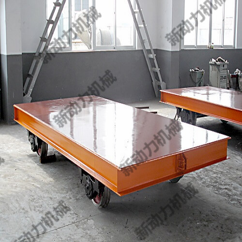 轨道行走平板车，其行走电源依靠轨道供电，运行平稳，可长距离行走工作