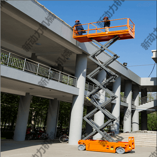 使用中的自行走升降机